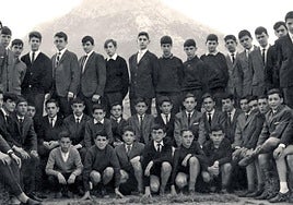 La promoción del años 1965 de Bachillerato Elemental del colegio San José está constituido por 46 alumnos, aunque al parecer en la foto oficial «falta Oyanguren de Eskoriatza».