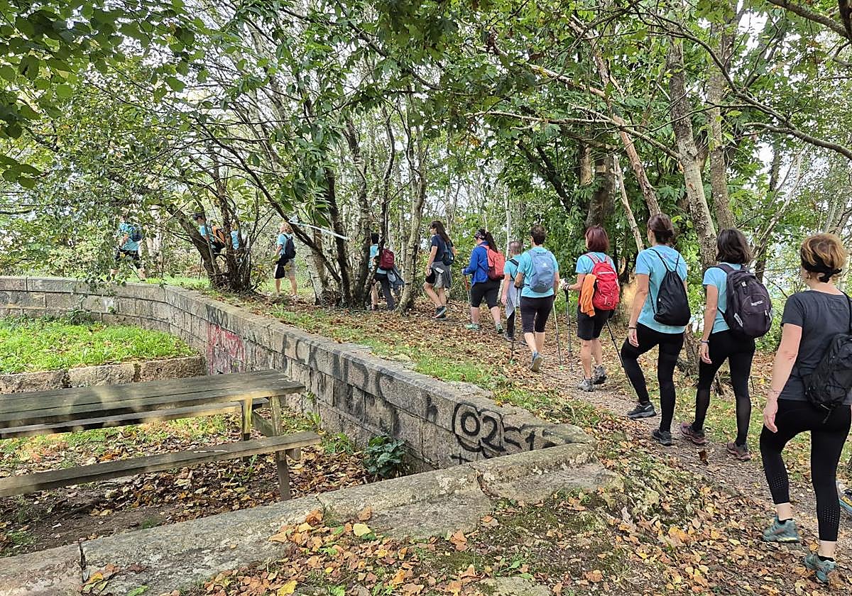 Emakumeak Erretneriako inguruak ezagutzeko aukera izan dute lehen ibillaid neurtuan.
