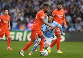 Yangel Herrera mueve el balón en el centro del campo ante la presión de Pablo Durán.