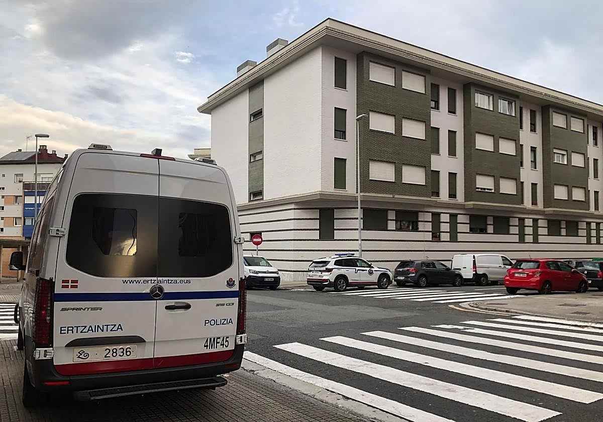 Vehículos de la Ertzaintza en el lugar de la detención.