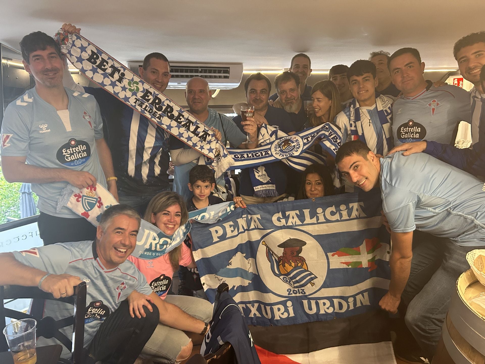 Miembros de la Peña Galicia Txuri-Urdin y aficionados del Celta, juntos antes de que arranque el partido en Balaídos