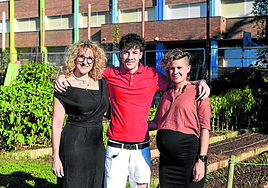 Ainhoa Irigoien, su hijo Alain y la extutora de éste, Enara López de Munain, frente al colegio Zubileta.