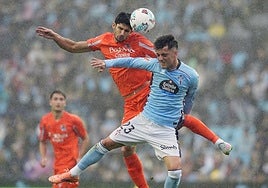 Guedes le gana un balón aéreo al jugador del Celta Hugo Álvarez, en Balaídos.