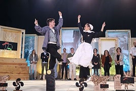 Bikote garailea dantzan, sariak jaso ondoren.