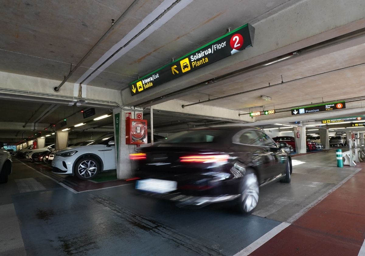 Aparcamiento del aeropuerto de Bilbao.