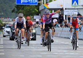 Usoa Ostolaza celebra su tercer puesto en el Tour de Guangxi, en la meta de Nanning.