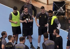 Alex Mozas se dirige a sus jugadores durante el entrenamiento de ayer por la mañana en Artaleku.