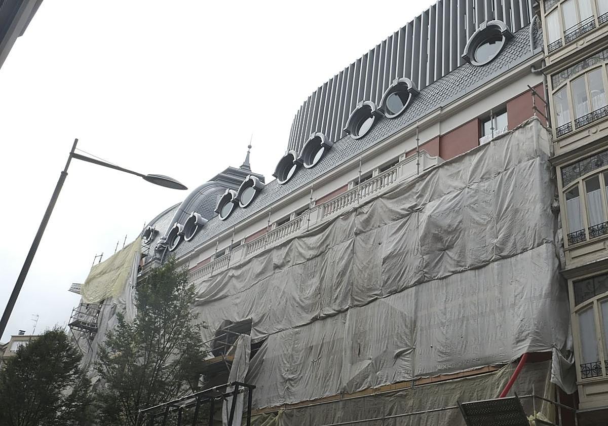 Imagen principal - Fachada a la calle Prim, con su característico color granate. 