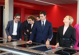 Joxe Mari Aizega, director del Basque Culinary Center, Nekane Arzallus, alcaldesa de San Sebastián, el lehendakari Imanol Pradales y Eider Mendoza, diputada general de Gipuzkoa, en los fogones del GOe.