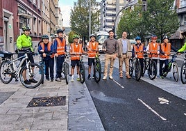 Los delegados Sergio Javier e Iñigo Bergés, acompañados por los educadores viales y un grupo de estudiantes.