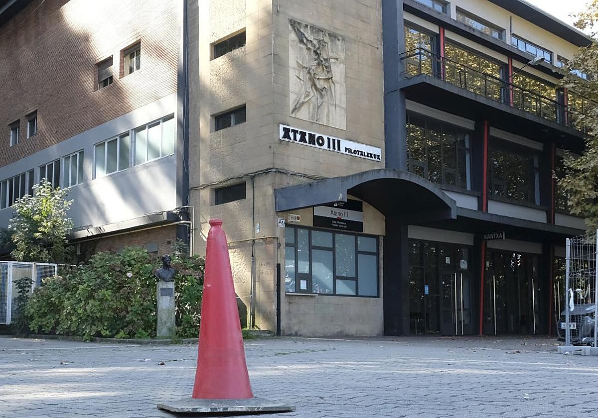 Acceso al frontón Atano III de Donostia.