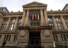 Dos abogados de otro caso entran a la Audiencia Provincial de Gipuzkoa, en la calle San Martín.