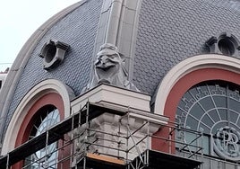Cúpula reconstruida del Bellas Artes, con las máscaras grotescas a los lados y la vidriera central con el logo.