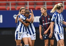 Las jugadoras de la Real se felicitan por la victoria.