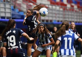 Las jugadoras pelean por hacerse con el balón.