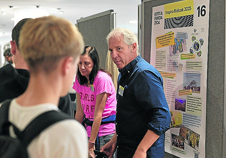 Peio Lozano conversa en su 'stand' con alumnos interesados.