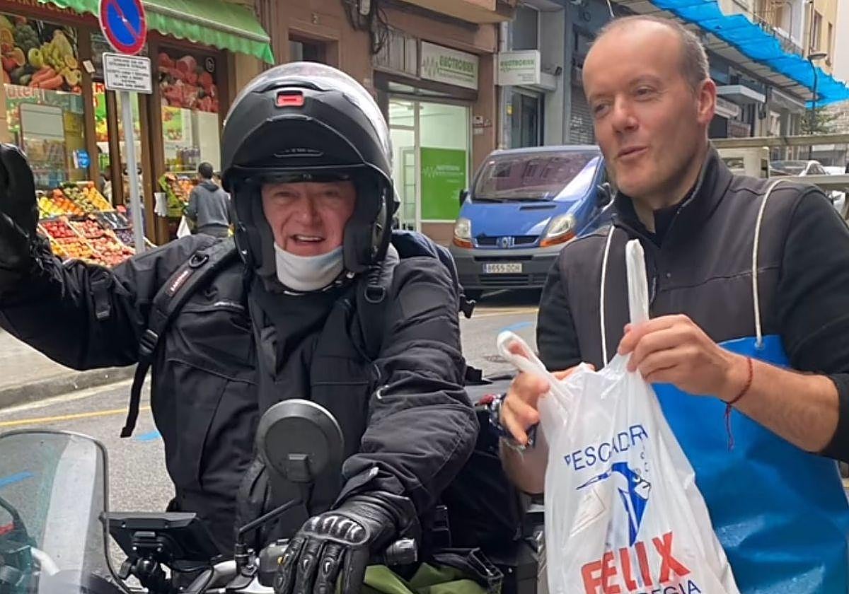 El motorista británico Nick Ward, a las puertas de la Pescadería Felix de Irun donde paró a comprar pescado.