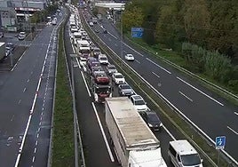 Dos accidentes múltiples en la N-I se saldan con largas retenciones y cuatro heridos