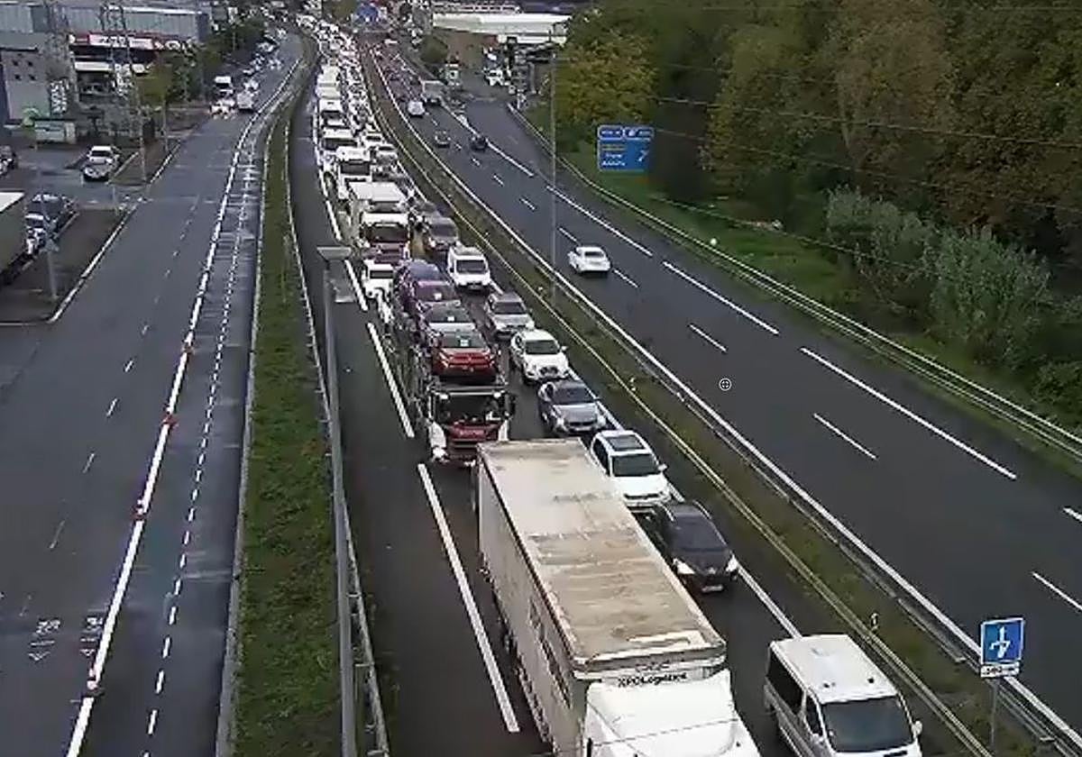 Dos accidentes múltiples en la N-I se saldan con largas retenciones y cuatro heridos