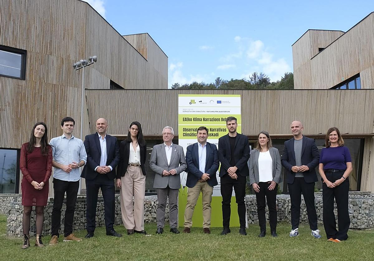 Representantes de las tres capitales y diputaciones, del Gobierno Vasco y de BlablaLab, este martes en la sede de Naturklima.