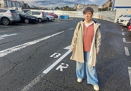 La socialista Lore Suárez en el muelle de Trintxerpe donde se han señalizado las plazas para residentes.