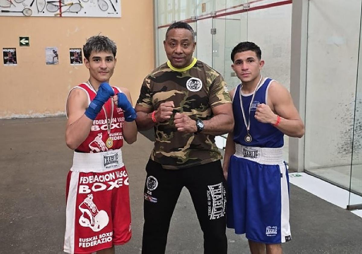 Jared Chavarría, Rubén Arredondo y Jesús Manevy, en el polideportivo de Sestao.