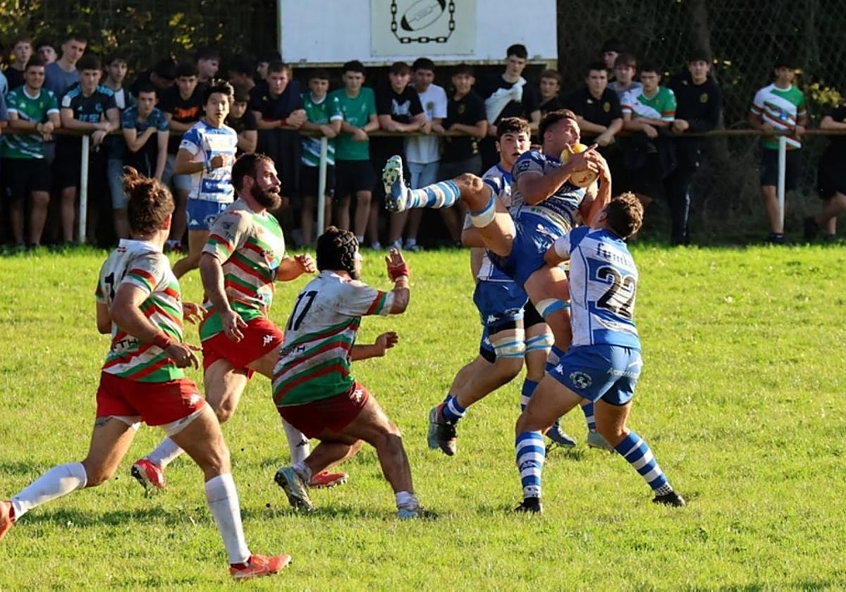 Instante del partido entre el Hernani y el Pasek Belenos en Landare.