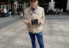 Mikel Urkola sostiene en sus manos su tercer cedé compuesto por ocho canciones.