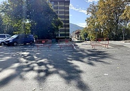 El aparcamiento de Txermin con vallas en algunas zonas.