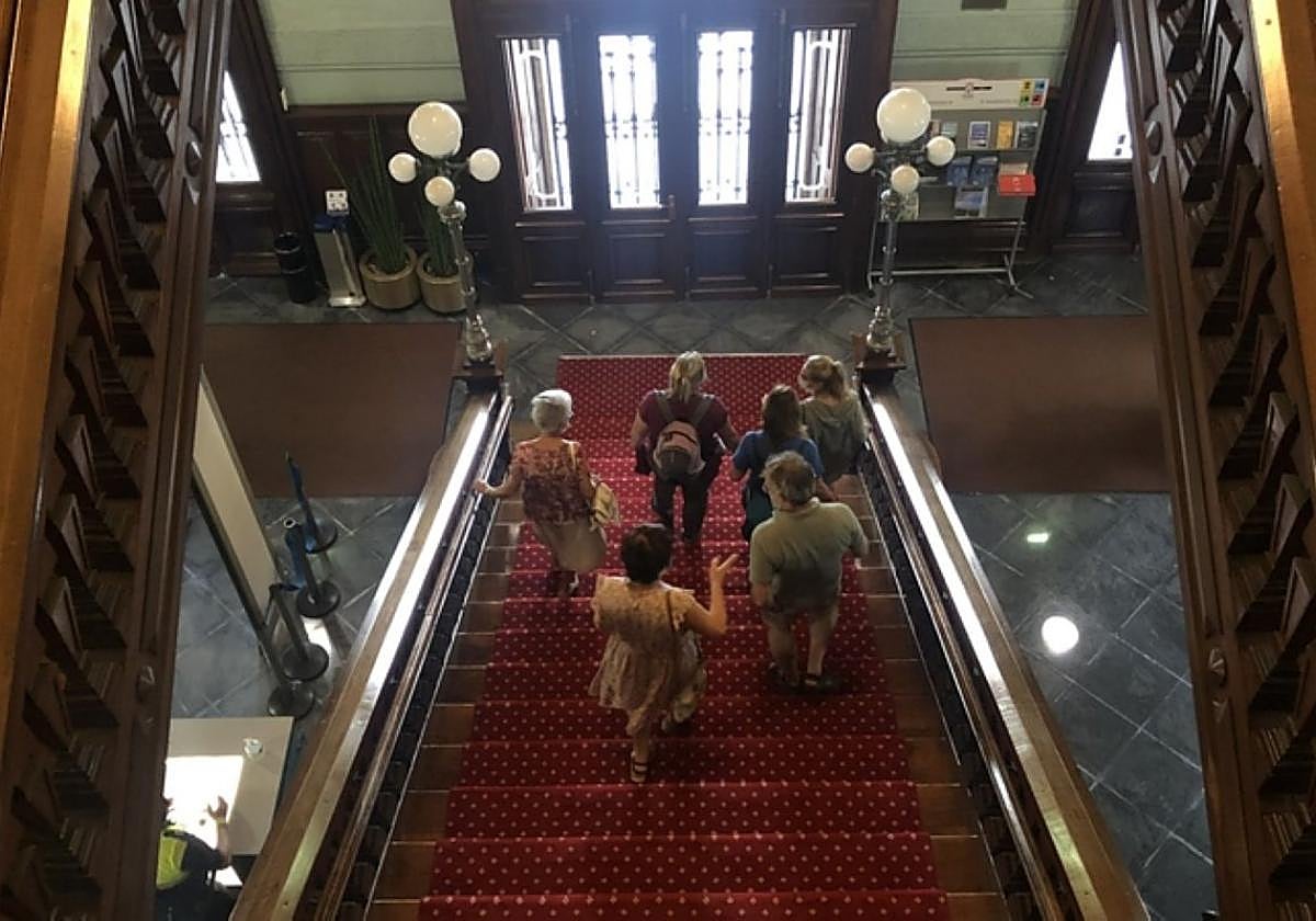 Participantes en una visita guiada descienden la escalinata principal.