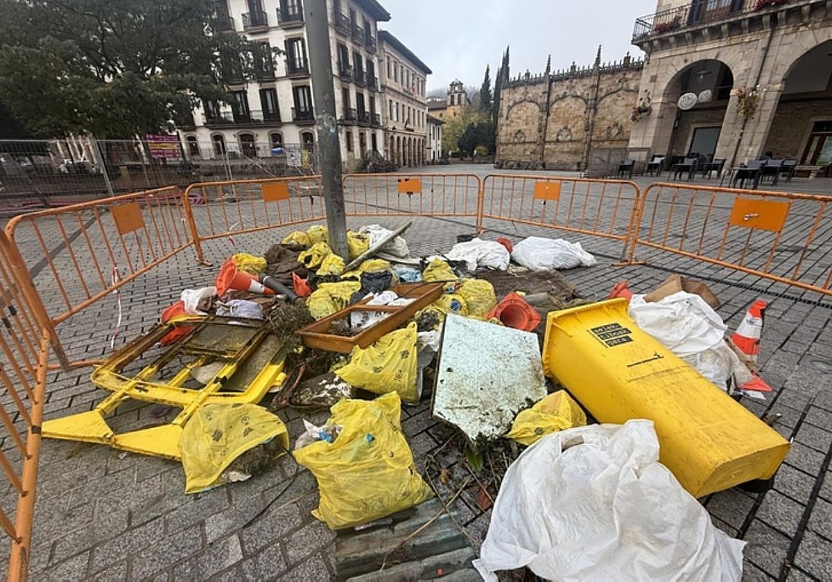 Contenedores, vallas, patinetes, pivotes... retirados del río.