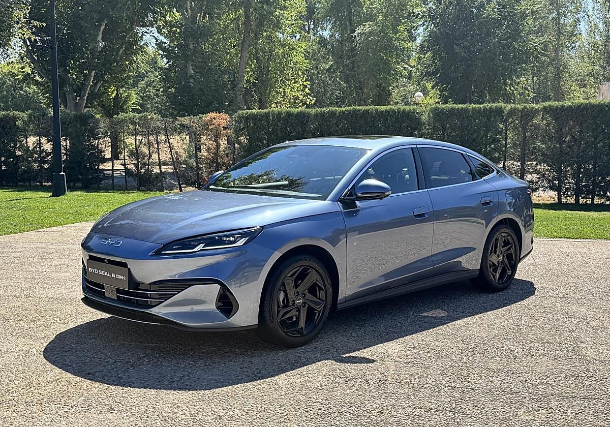 Cuenta con dos carrocerías,sedán y Touring, para acaparar el mercado europeode modelos híbridosenchufables.