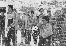 González y Arconada, durante un entrenamiento bajo la nieve.