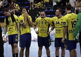 Los jugadores bidasotarras no podían ocultar la decepción por la oportunidad desperdiciada al final del partido.