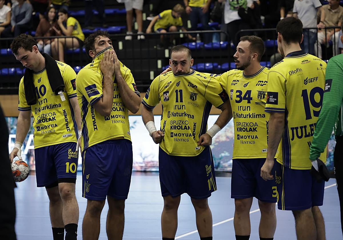 Los jugadores bidasotarras no podían ocultar la decepción por la oportunidad desperdiciada al final del partido.
