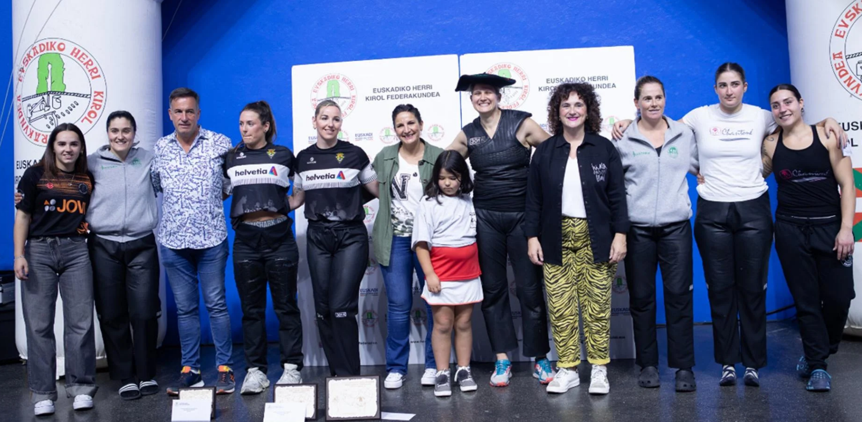 Patricia Martín, en el centro, con la txapela de campeona de Euskadi.