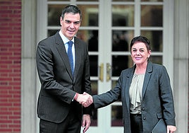 Pedro Sánchez estrecha la mano de Mertxe Aizpurua durante la visita que hizo la portavoz de EH Bildu a La Moncloa.