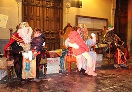 Los Reyes Magos recibiendo niños en los arkupes del Ayuntamento.