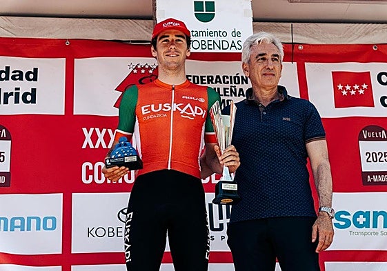 Yago Agirre en el podio tras ganar la crono en la Vuelta a Madrid.