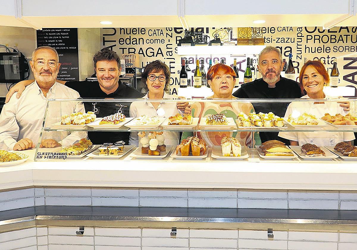 Patxi, Monty y Esteban posan detrás de sus famosos pintxos con tres de los pilares indispensables del Bergara: Blanca Ameztoy, María Ángeles Bergara y Susana Erdocio