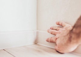 Cómo evitar que el polvo se quede en los zócalos con una simple producto de la colada