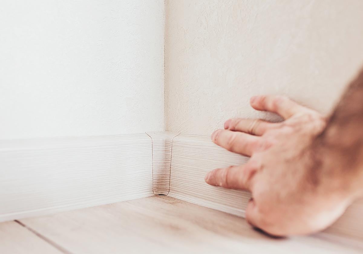 Cómo evitar que el polvo se quede en los zócalos con una simple producto de la colada