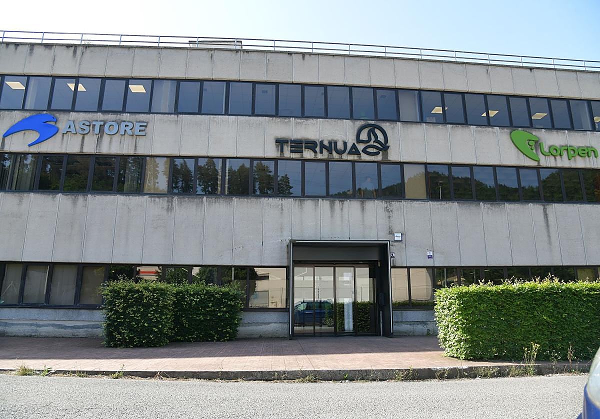 Fachada de Ternua con las marcas impresas.