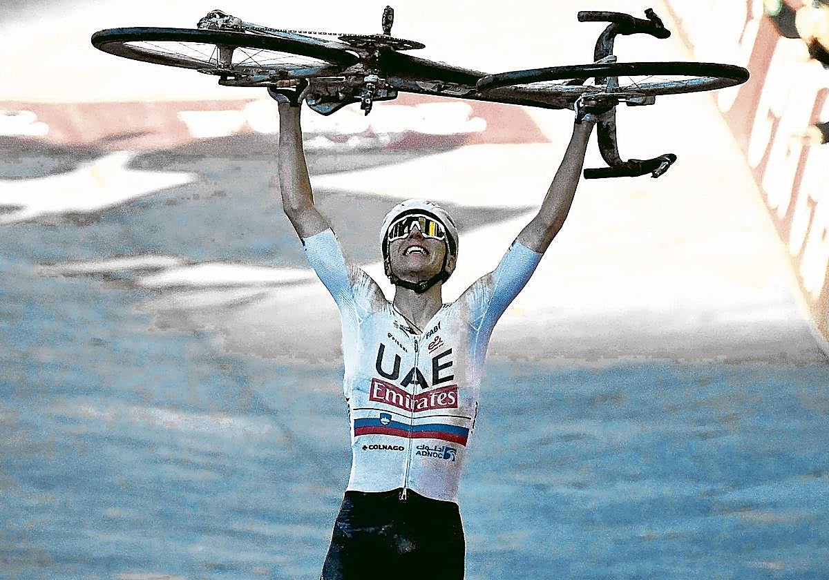 Tadej Pogacar celebra su victoria en la Strade Bianche.