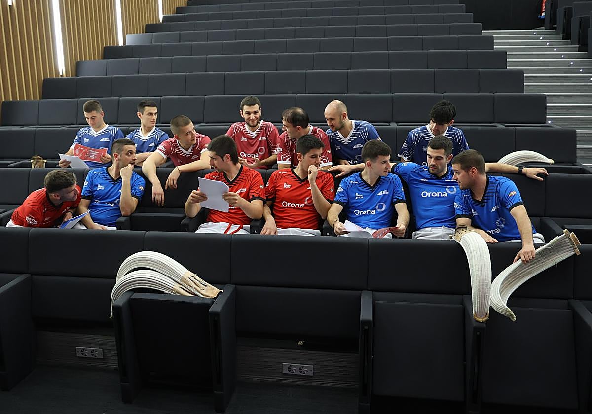 En la fila de arriba, Aiestaran VII, Gurrutxaga, Aiestaran VI, Goikoetxea VI, Eskudero, Goikoetxea V y Deskarga. En la de abajo, Zubiri, Segurola, Juanenea, Larrañaga, Ansa II, Aldabe y Ezkurra II, este martes en Orona.