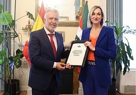 Ángel Víctor Torres recibe los diez documentos de manos de Maria Ubarretxena.