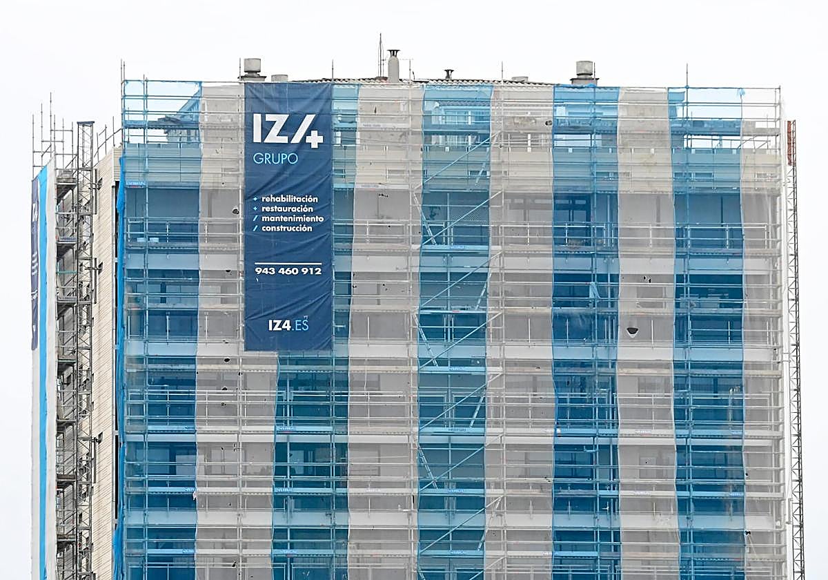 Obras de rehabilitación desarrolladas por IZ4 en Zarautz en 2022, en una imagen de archivo.