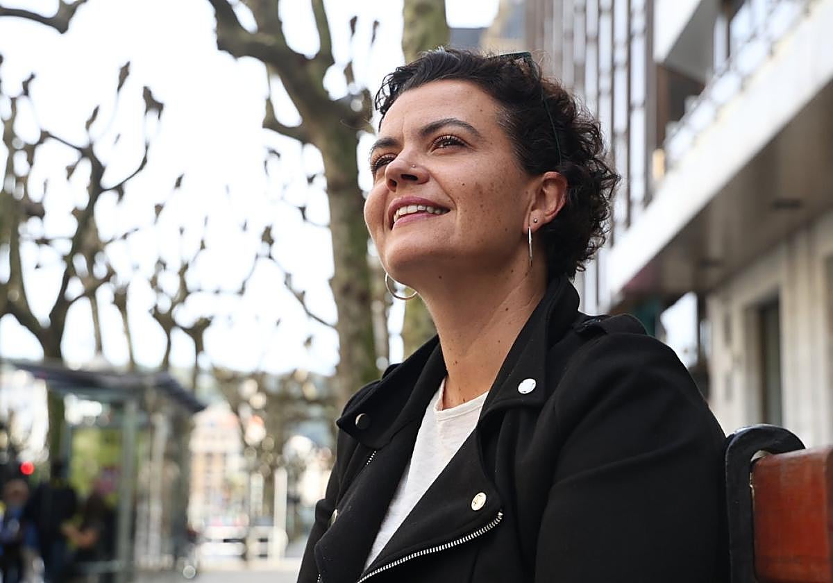 Ainara, en la Avenida, en un punto arbolado entre La Casa del Libro e Iturralde, la cafetería chiquita.