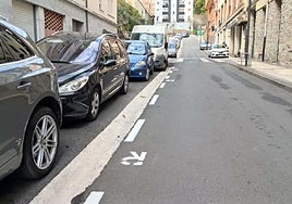 Vehículos estacionados en las plazas establecidas para residentes en la calle Pescadería de Trintxerpe.