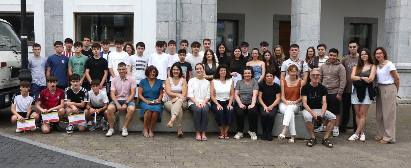 El alumnado que participó en la creación de las webs de la II edición de 'Elgoibartik Mundura' junto a representantes de las entidades implicadas.